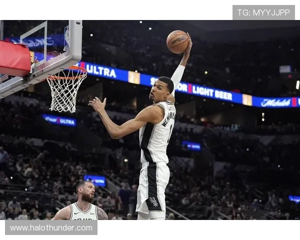 文班亚马亮相状元对决强势碾压一挑二展现超凡篮球天赋 文班亚马亮相状元对决强势碾压一挑二展现超凡篮球天赋