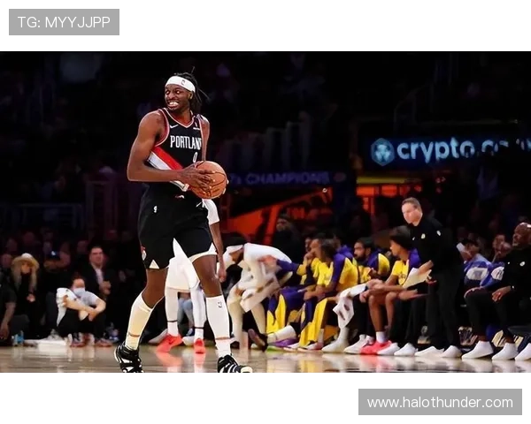 格兰特强势突破自投自抢连拿两分展现惊人身体对抗能力